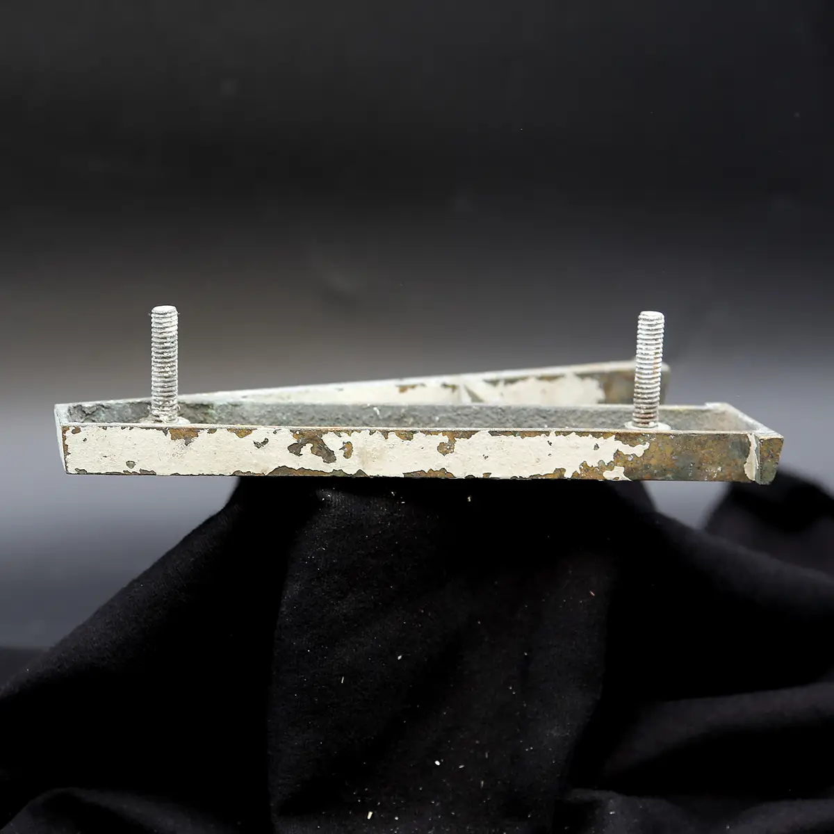 Overmalet messing-facadebogstav “A” – rå patina og dekorativ typografi - Billede 5