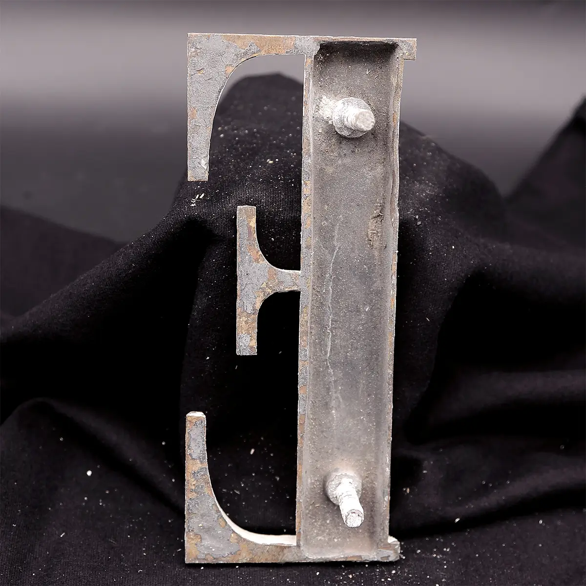 Overmalet messing-facadebogstav “E” – rå patina og dekorativ typografi - Billede 2