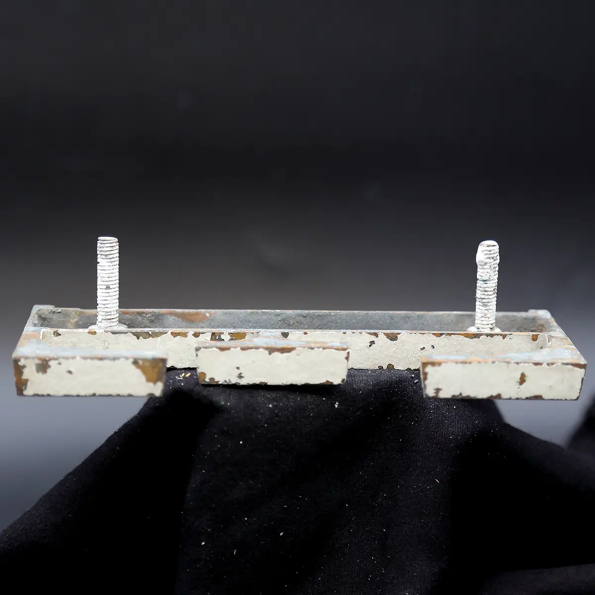 Overmalet messing-facadebogstav “E” – rå patina og dekorativ typografi - Billede 3