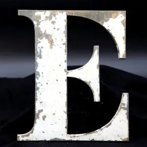 Overmalet messing-facadebogstav “S” med rå patina og originale gevindstænger.