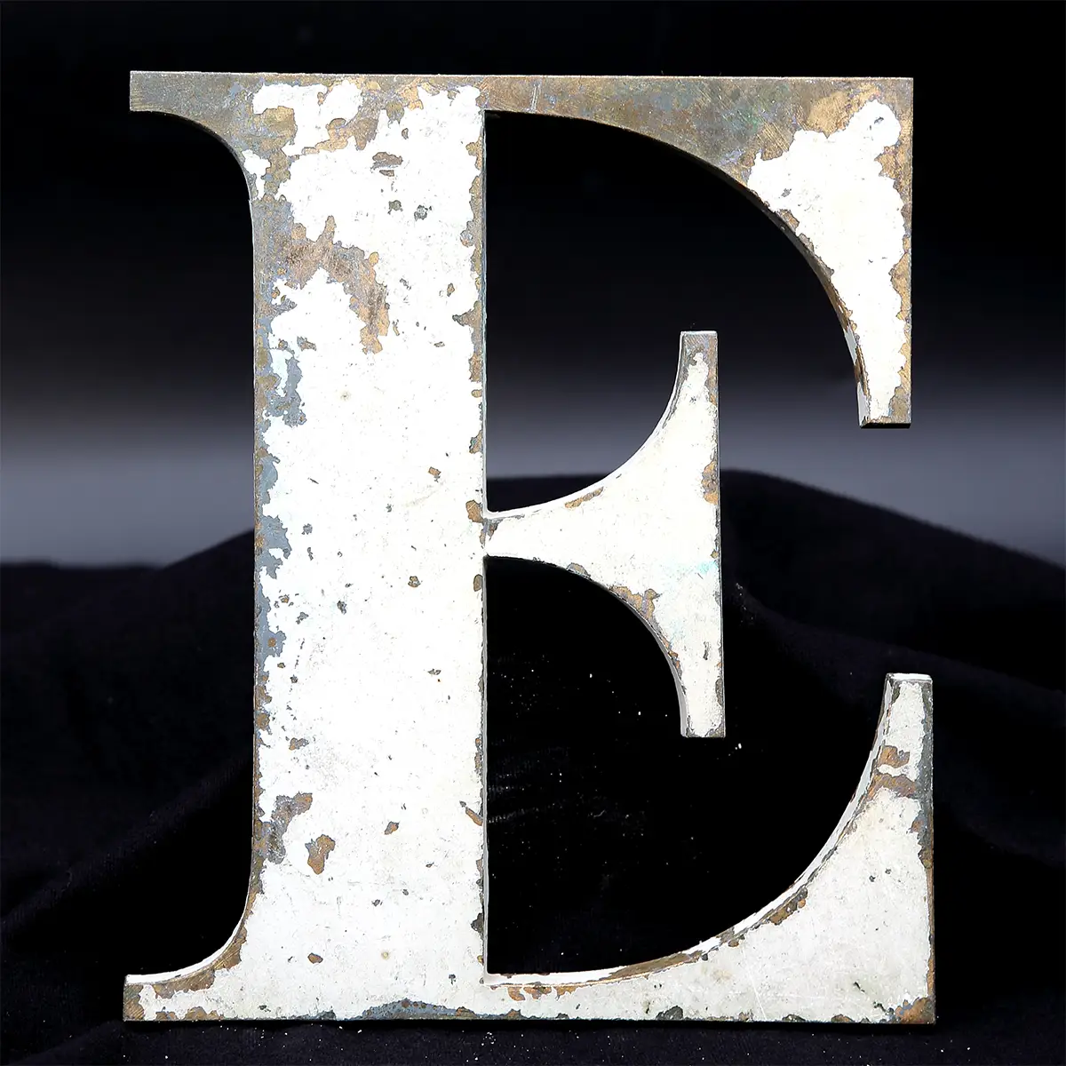 Overmalet messing-facadebogstav “S” med rå patina og originale gevindstænger.