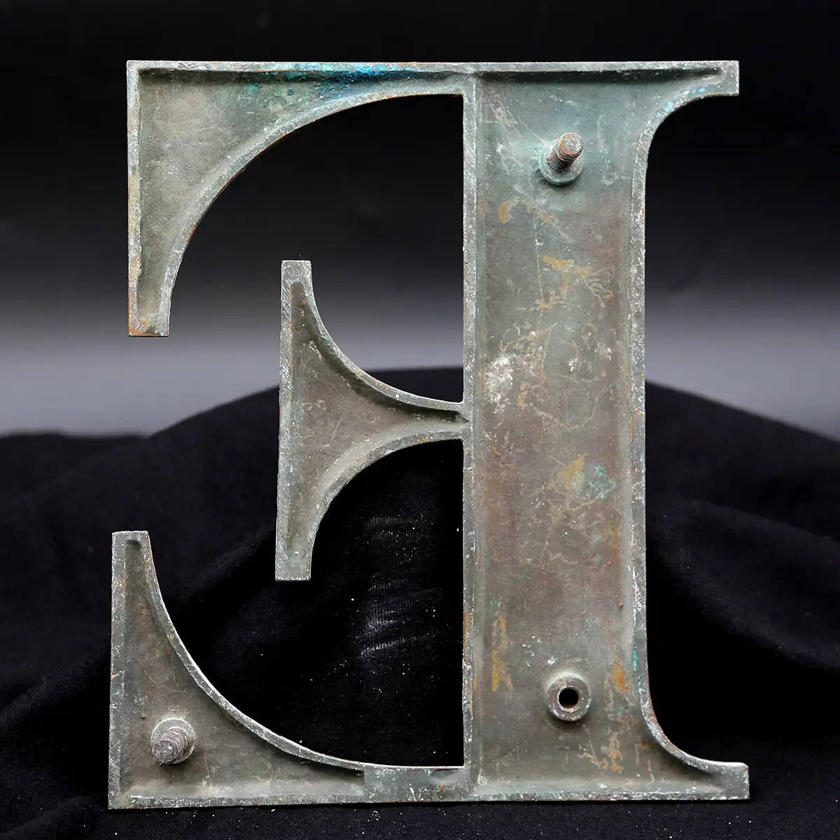 Overmalet messing-facadebogstav “E” – tungt, grafisk og fuld af patina - Billede 2