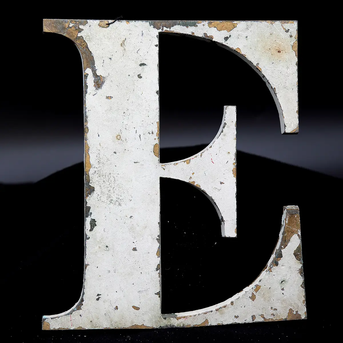 Overmalet messing-facadebogstav “E” – tungt, grafisk og fuld af patina - Billede 3