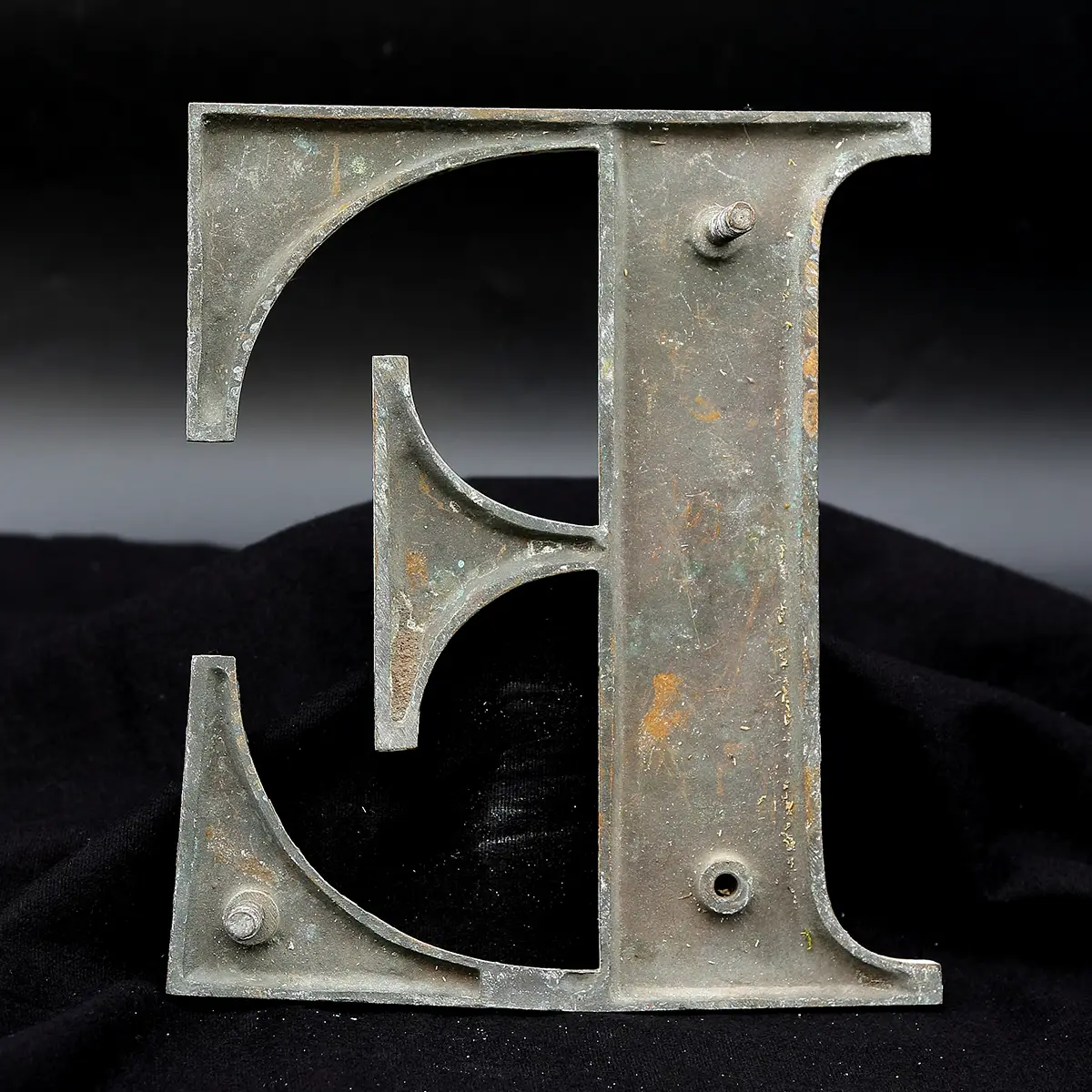 Overmalet messing-facadebogstav “E” – tungt, grafisk og fuld af patina - Billede 4