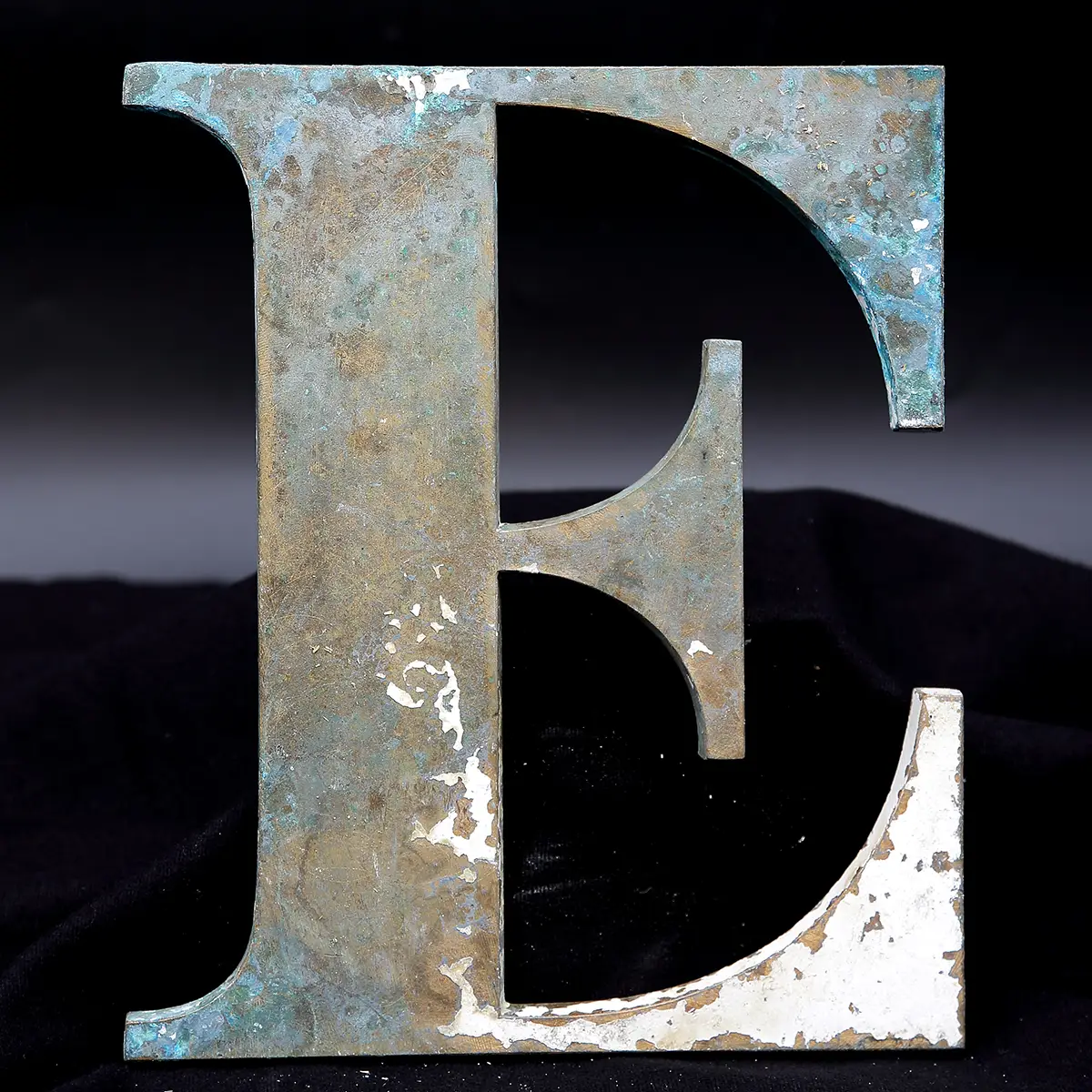 Overmalet messing-facadebogstav “E” – tungt, grafisk og fuld af patina - Billede 5