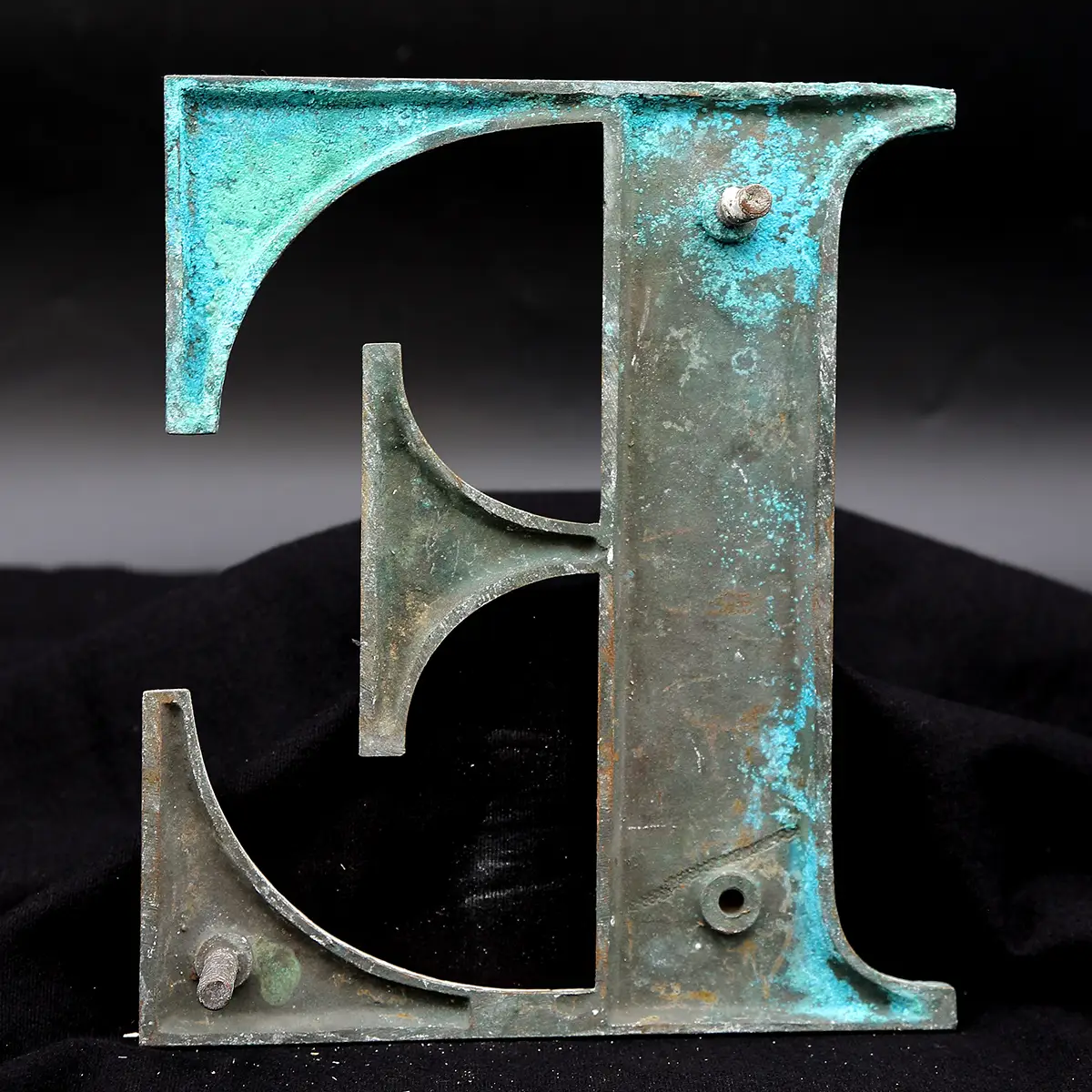 Overmalet messing-facadebogstav “E” – tungt, grafisk og fuld af patina - Billede 6