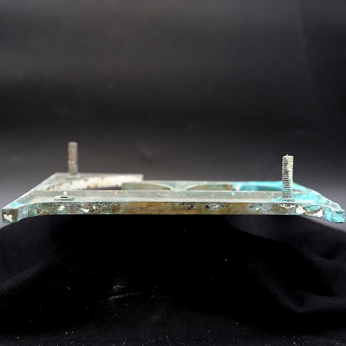 Overmalet messing-facadebogstav “E” – tungt, grafisk og fuld af patina - Billede 7