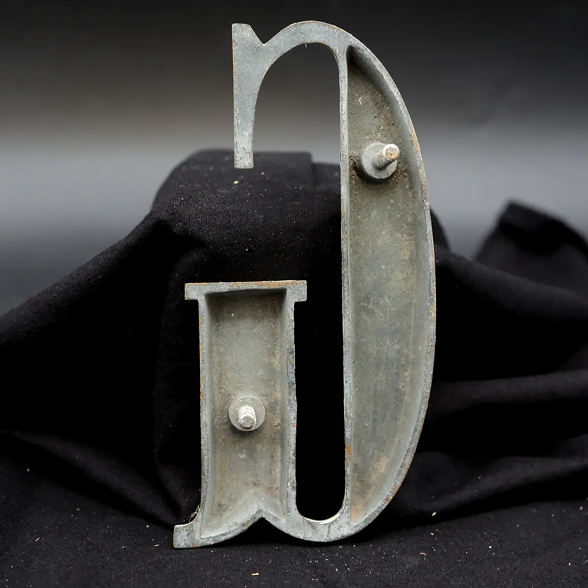 Overmalet messing-facadebogstav “G” – rå patina og dekorativ typografi - Billede 2