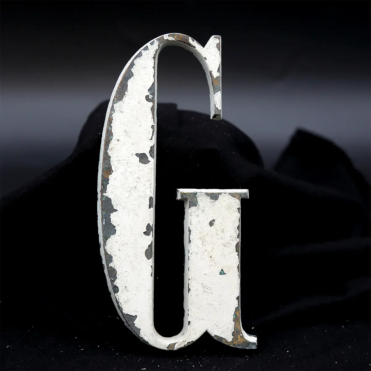 Overmalet messing-facadebogstav “G” – rå patina og dekorativ typografi - Billede 3