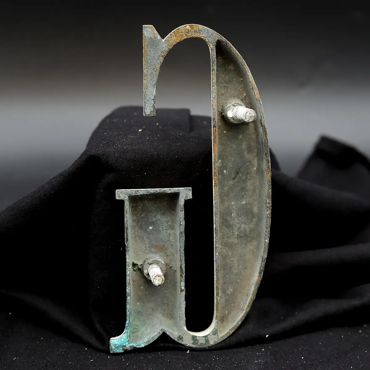 Overmalet messing-facadebogstav “G” – rå patina og dekorativ typografi - Billede 4