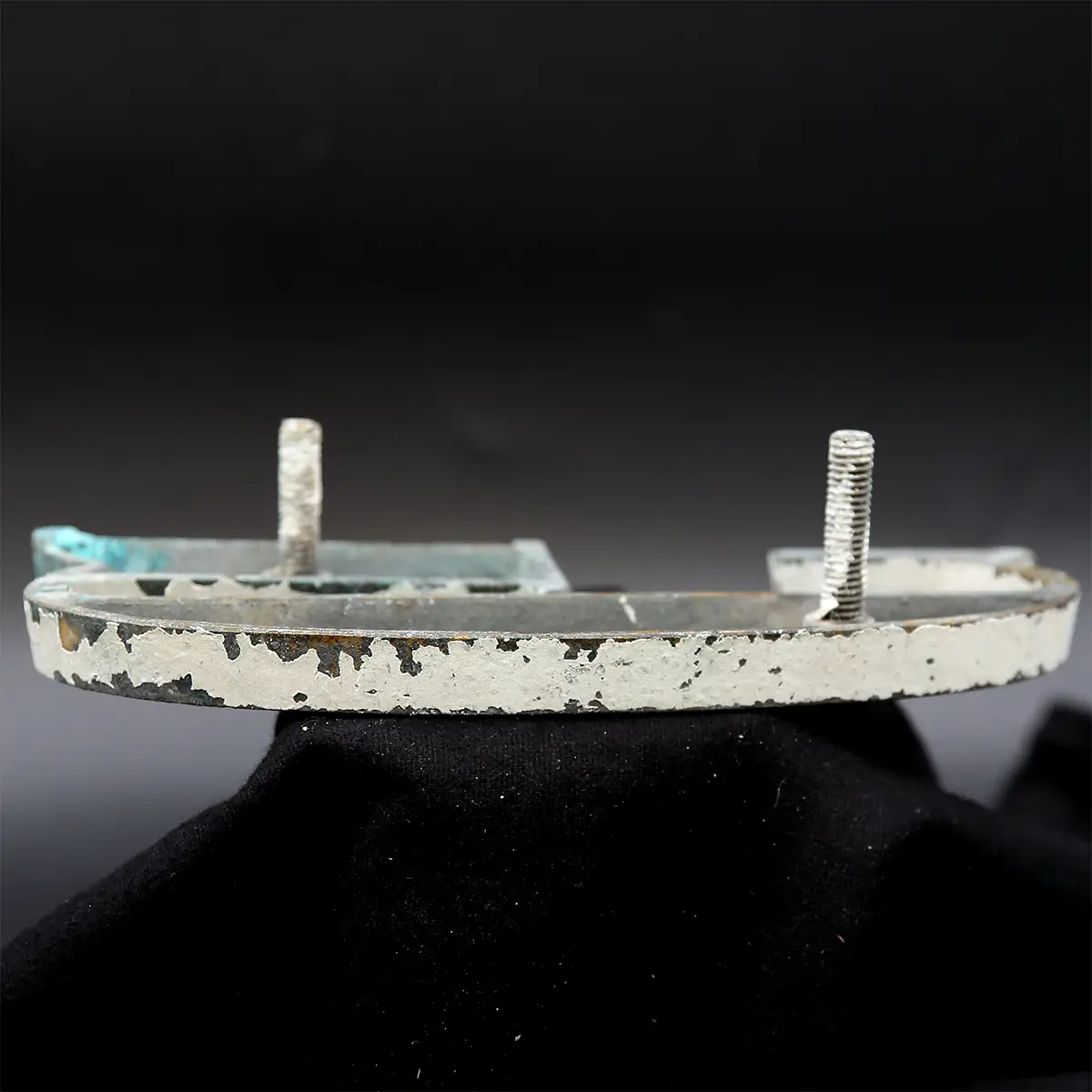 Overmalet messing-facadebogstav “G” – rå patina og dekorativ typografi - Billede 5