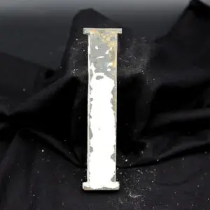 Overmalet messing-facadebogstav “I” med rå patina og originale gevindstænger.