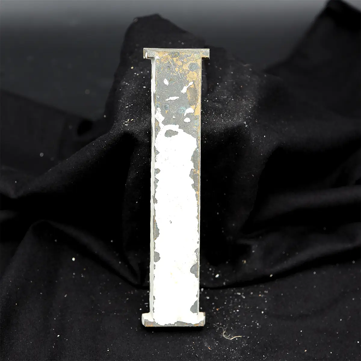 Overmalet messing-facadebogstav “I” med rå patina og originale gevindstænger.