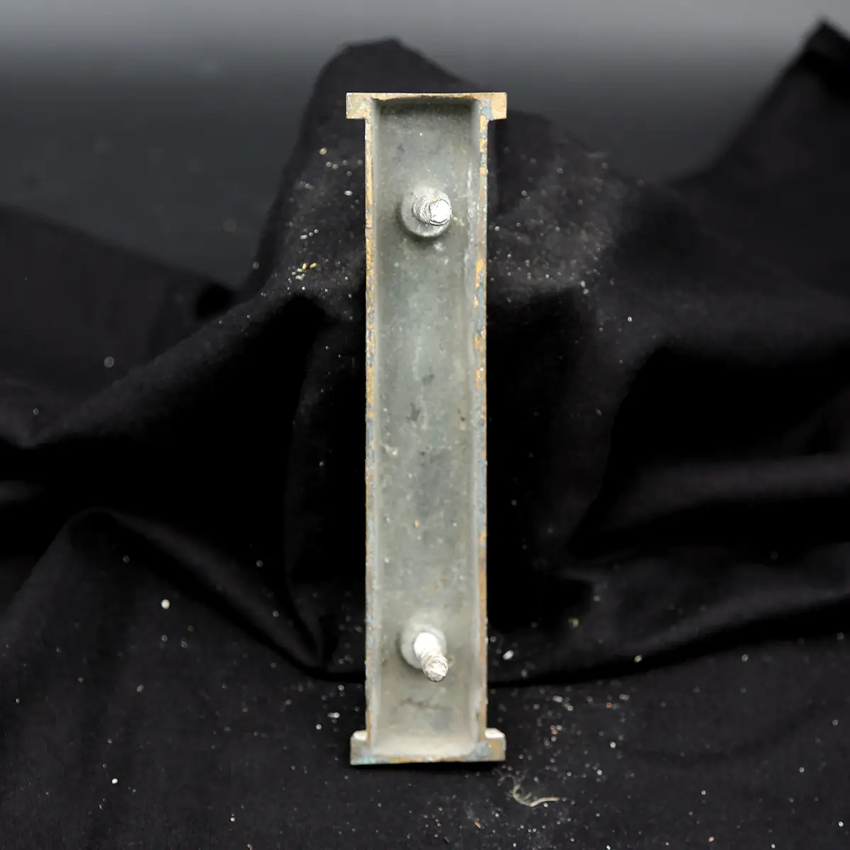 Overmalet messing-facadebogstav “I” – rå patina og dekorativ typografi - Billede 2