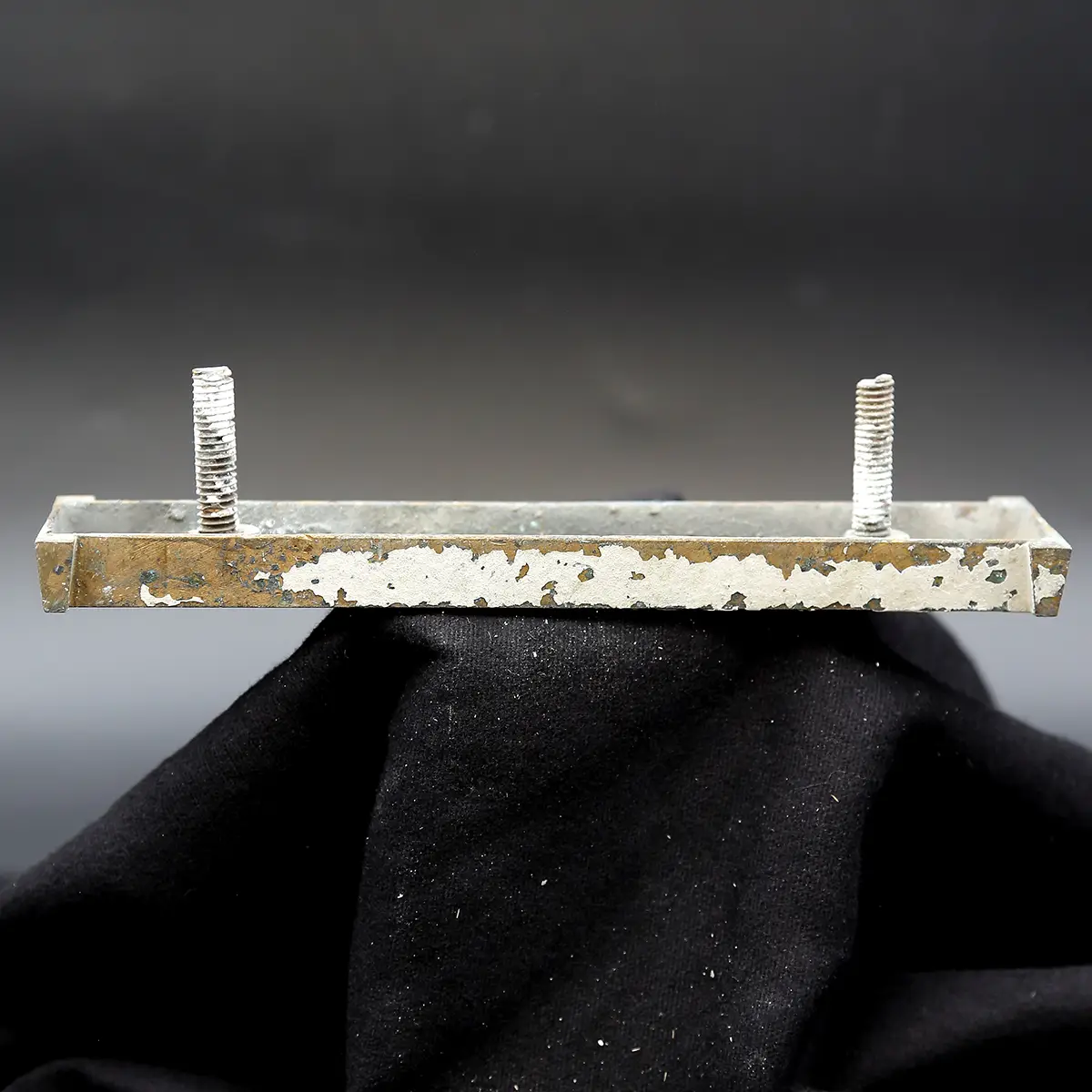 Overmalet messing-facadebogstav “I” – rå patina og dekorativ typografi - Billede 3