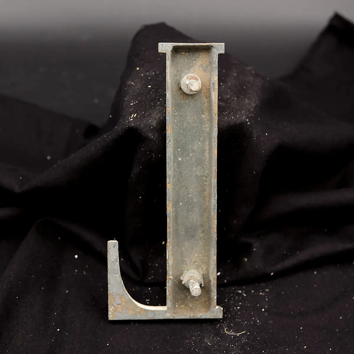 Overmalet messing-facadebogstav “L” – rå patina og dekorativ typografi - Billede 2