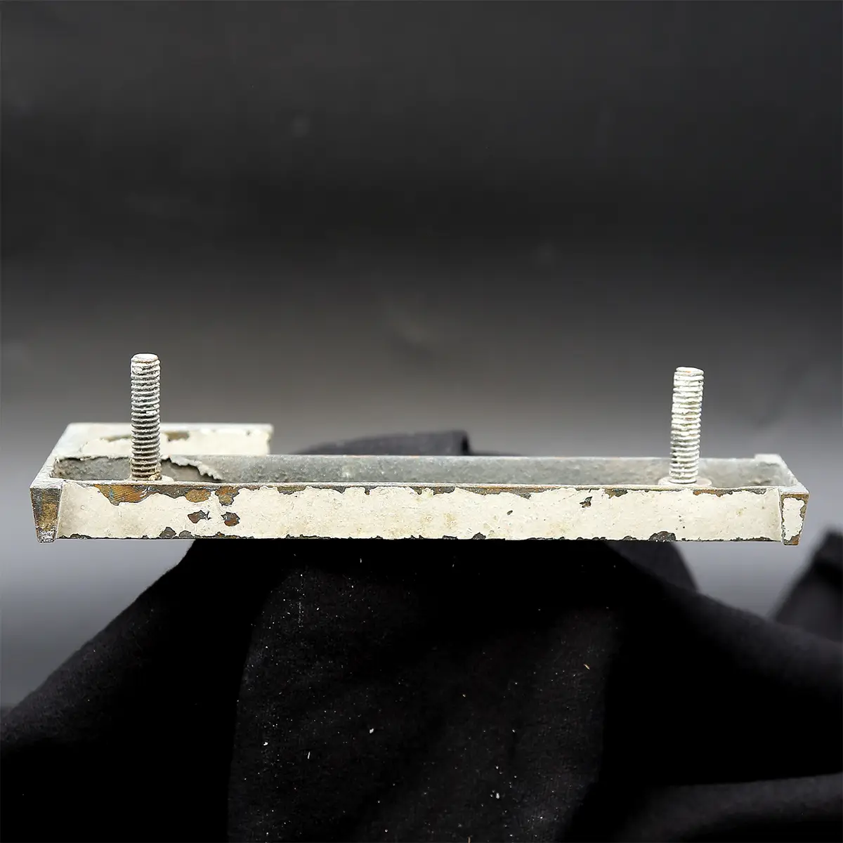 Overmalet messing-facadebogstav “L” – rå patina og dekorativ typografi - Billede 3