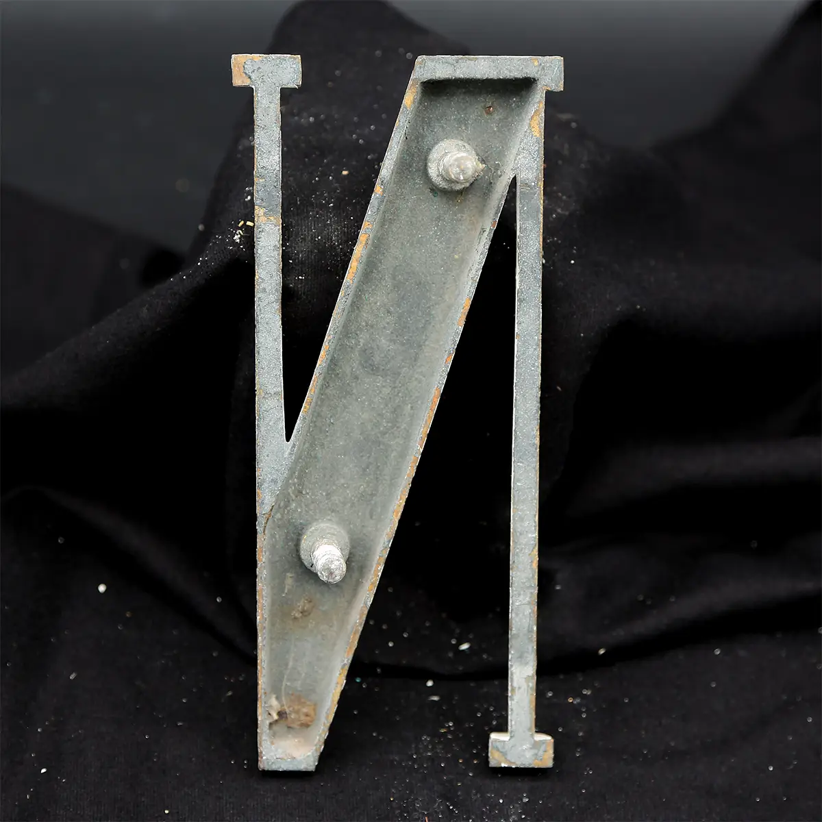 Overmalet messing-facadebogstav “N” – rå patina og dekorativ typografi - Billede 2