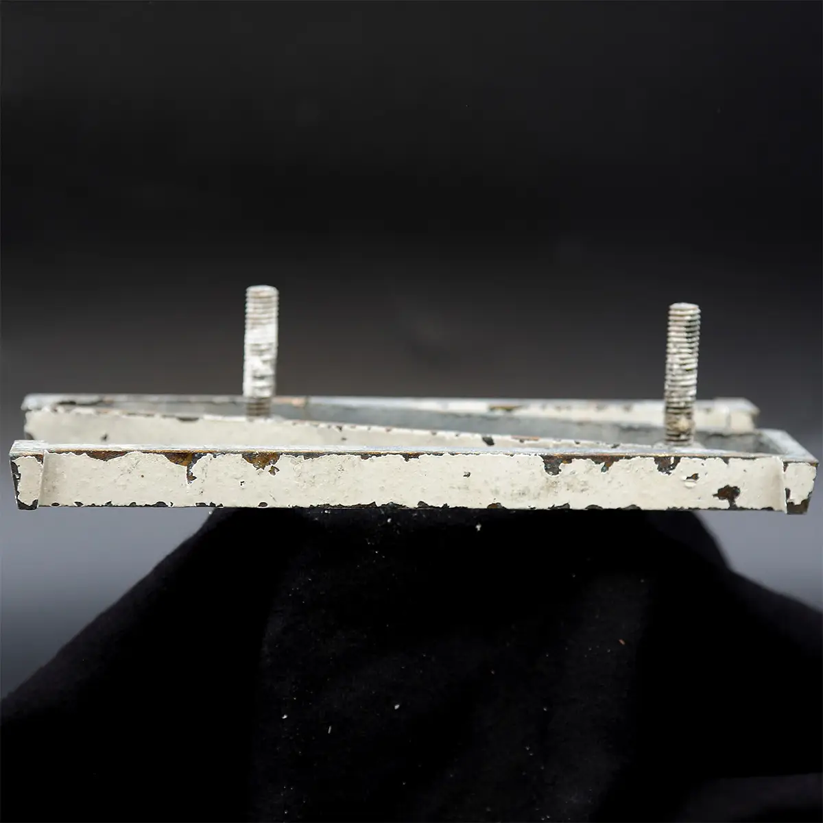 Overmalet messing-facadebogstav “N” – rå patina og dekorativ typografi - Billede 3