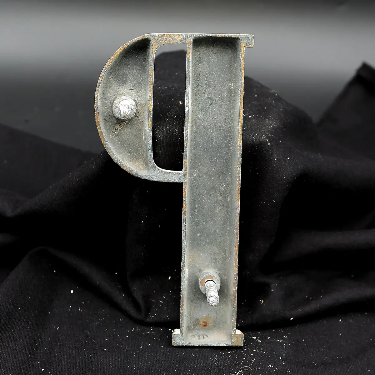 Overmalet messing-facadebogstav “P” – rå patina og dekorativ typografi - Billede 2