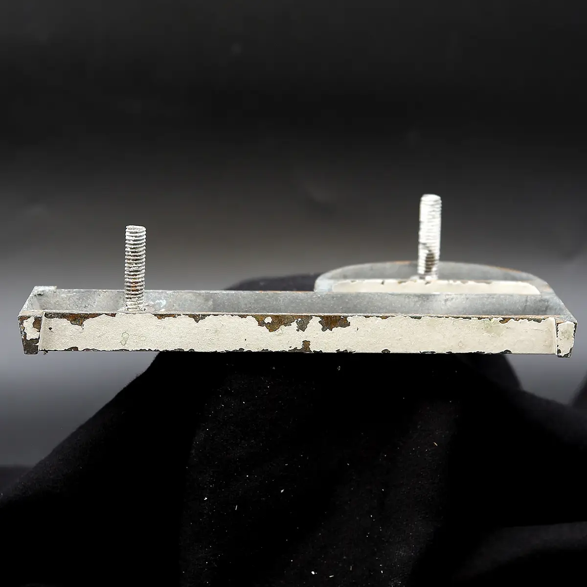 Overmalet messing-facadebogstav “P” – rå patina og dekorativ typografi - Billede 3