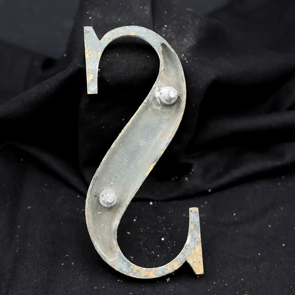 Overmalet messing-facadebogstav “S” – rå patina og dekorativ typografi - Billede 2