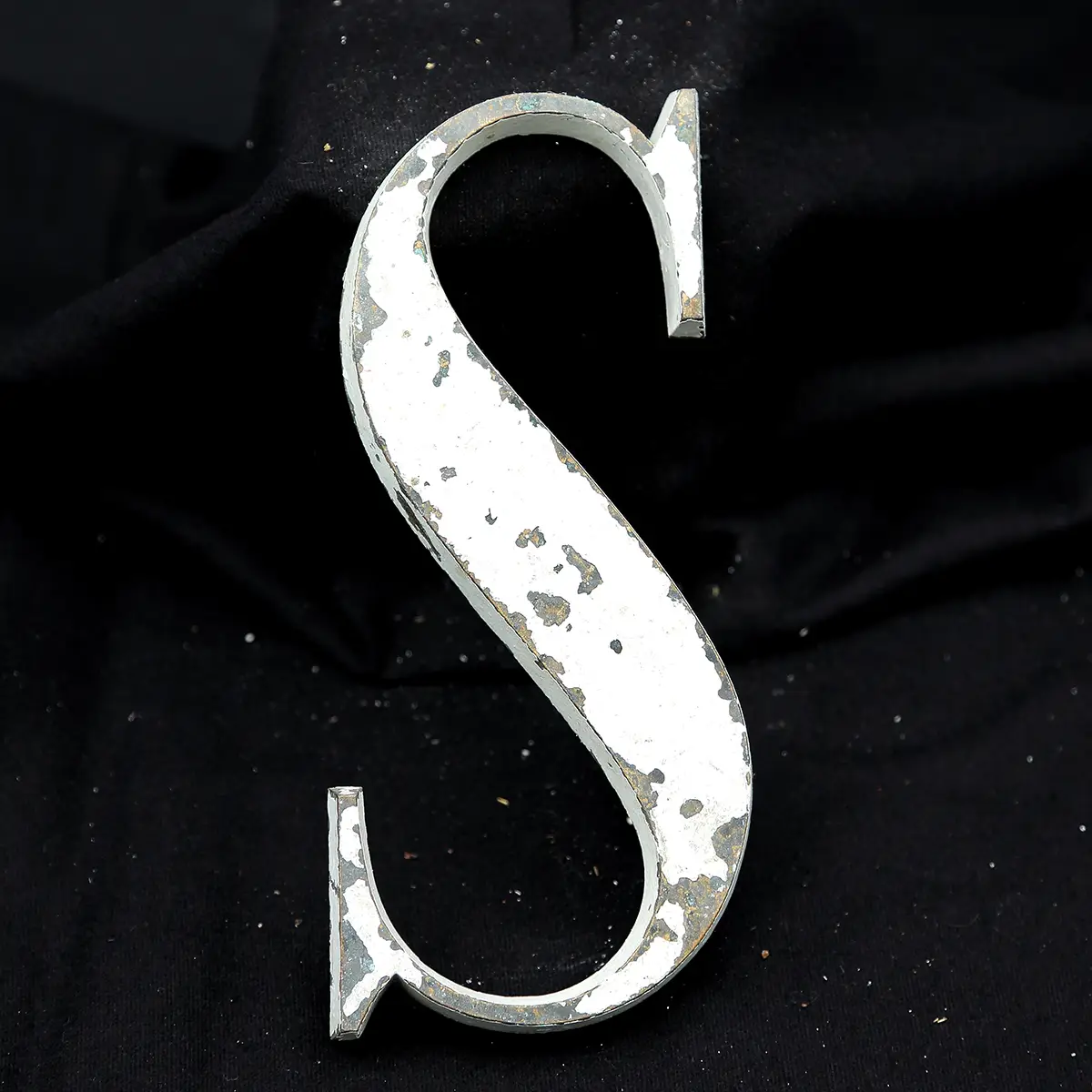 Overmalet messing-facadebogstav “S” – rå patina og dekorativ typografi - Billede 3