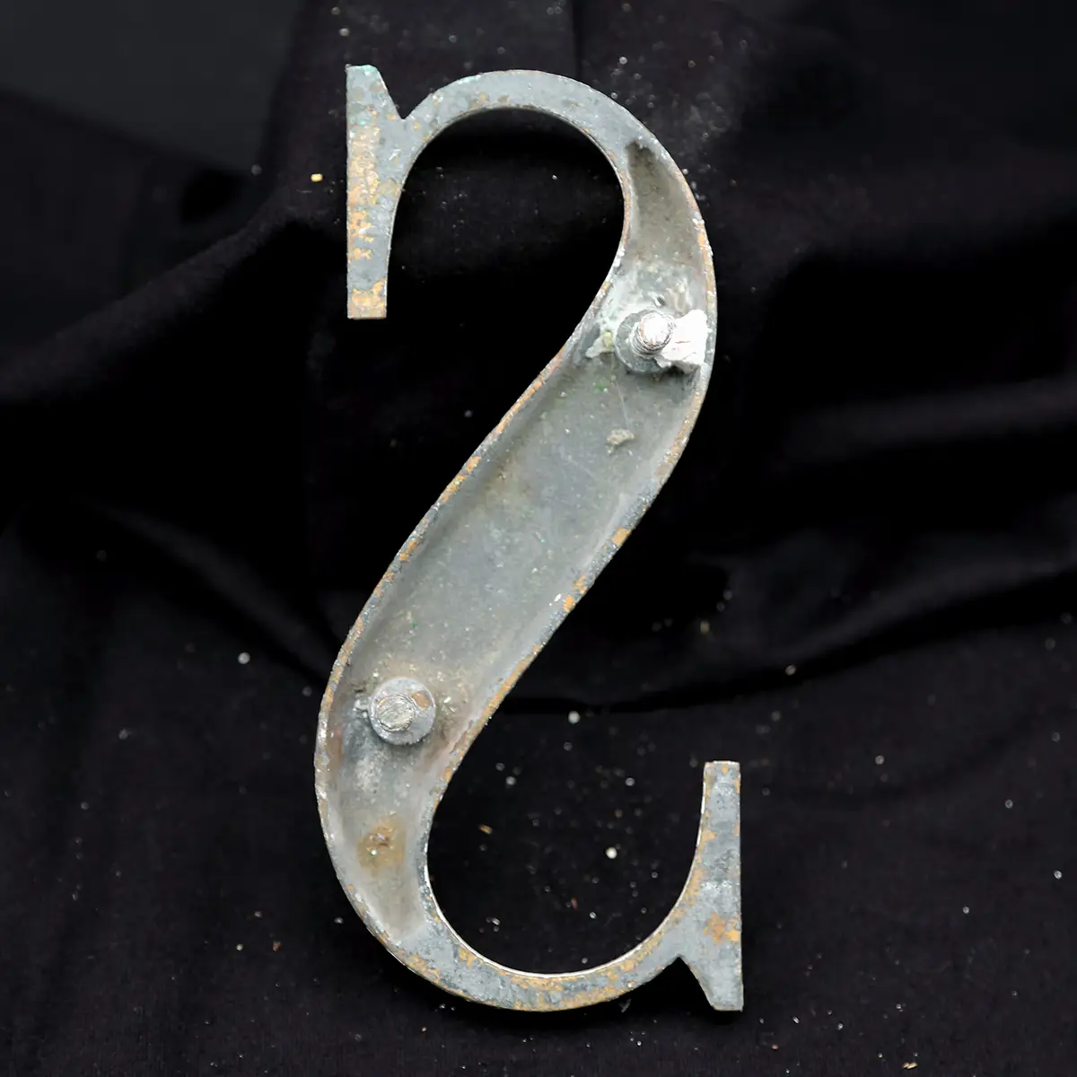 Overmalet messing-facadebogstav “S” – rå patina og dekorativ typografi - Billede 4