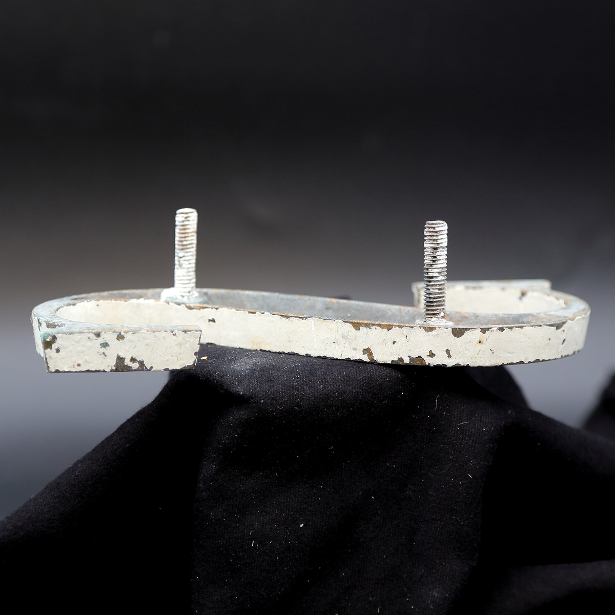 Overmalet messing-facadebogstav “S” – rå patina og dekorativ typografi - Billede 5