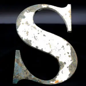 Overmalet messing-facadebogstav “S” med rå patina og originale gevindstænger.