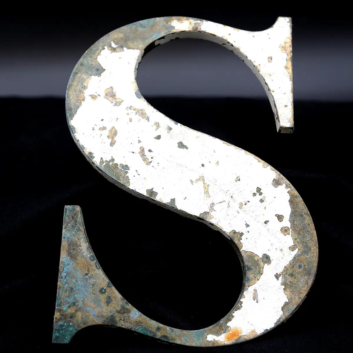 Overmalet messing-facadebogstav “S” med rå patina og originale gevindstænger.