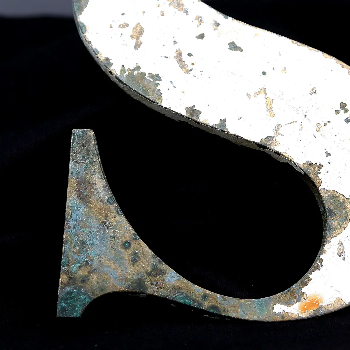 Overmalet messing-facadebogstav “S” – tungt, ærligt og fuld af patina - Billede 5