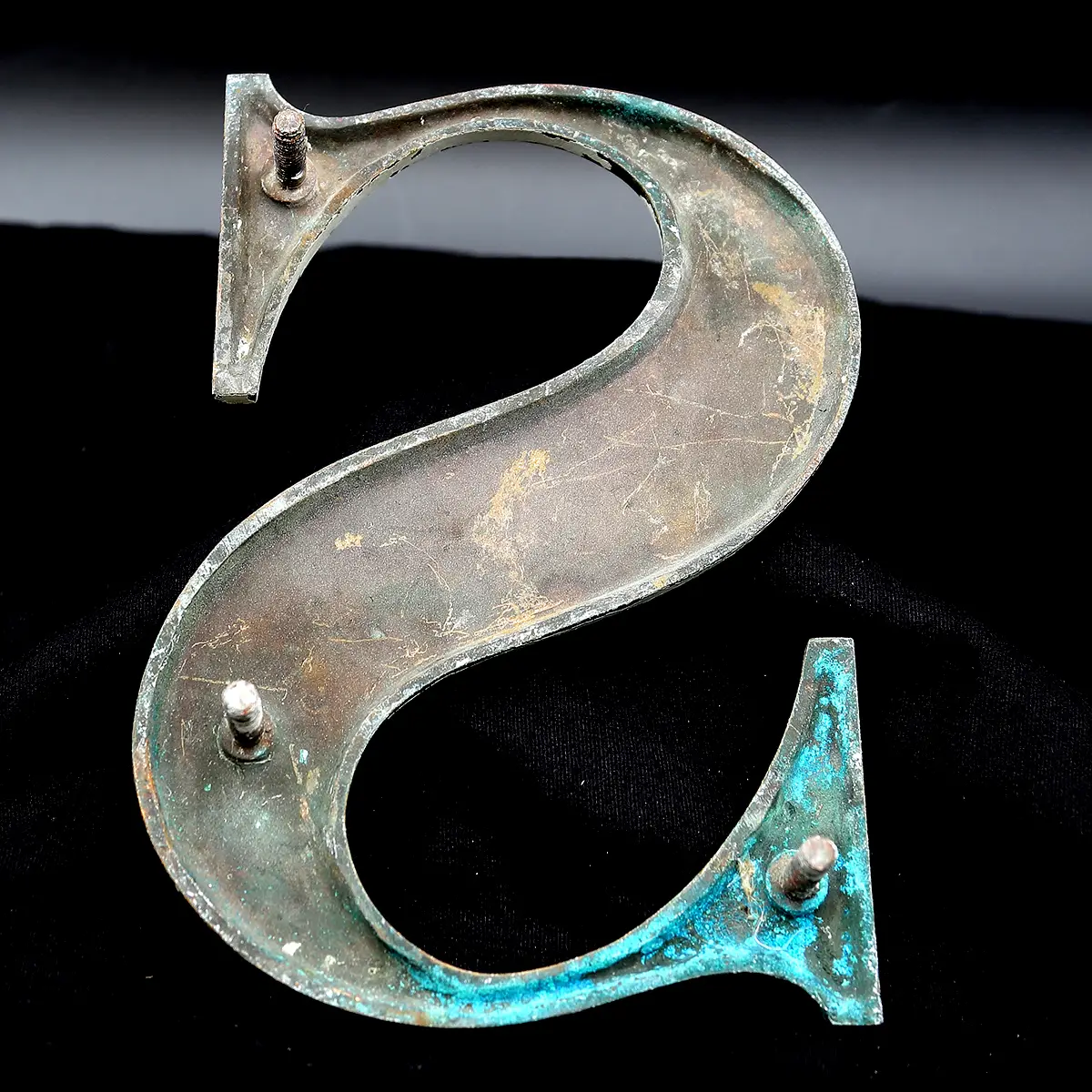 Overmalet messing-facadebogstav “S” – tungt, ærligt og fuld af patina - Billede 3