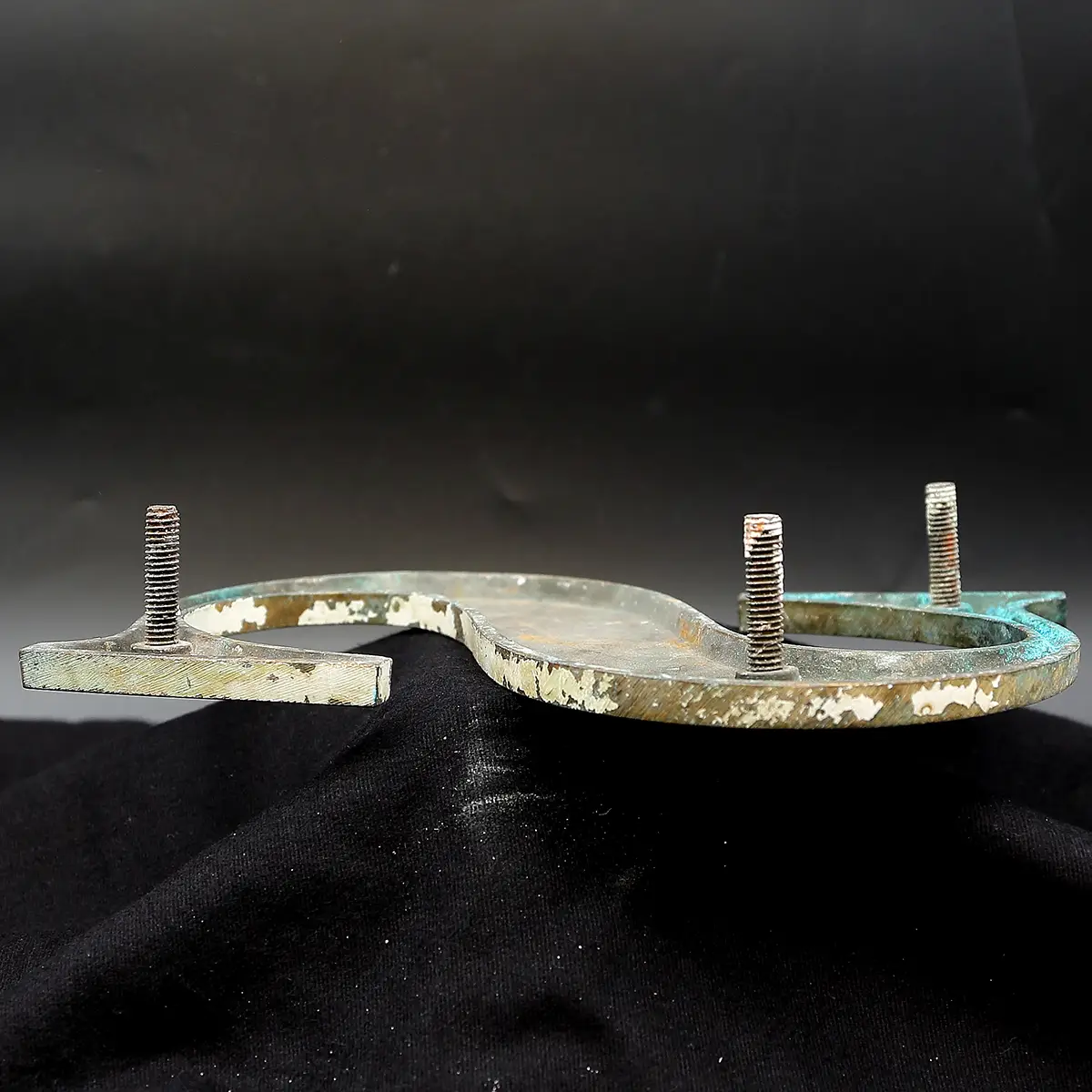 Overmalet messing-facadebogstav “S” – tungt, ærligt og fuld af patina - Billede 4