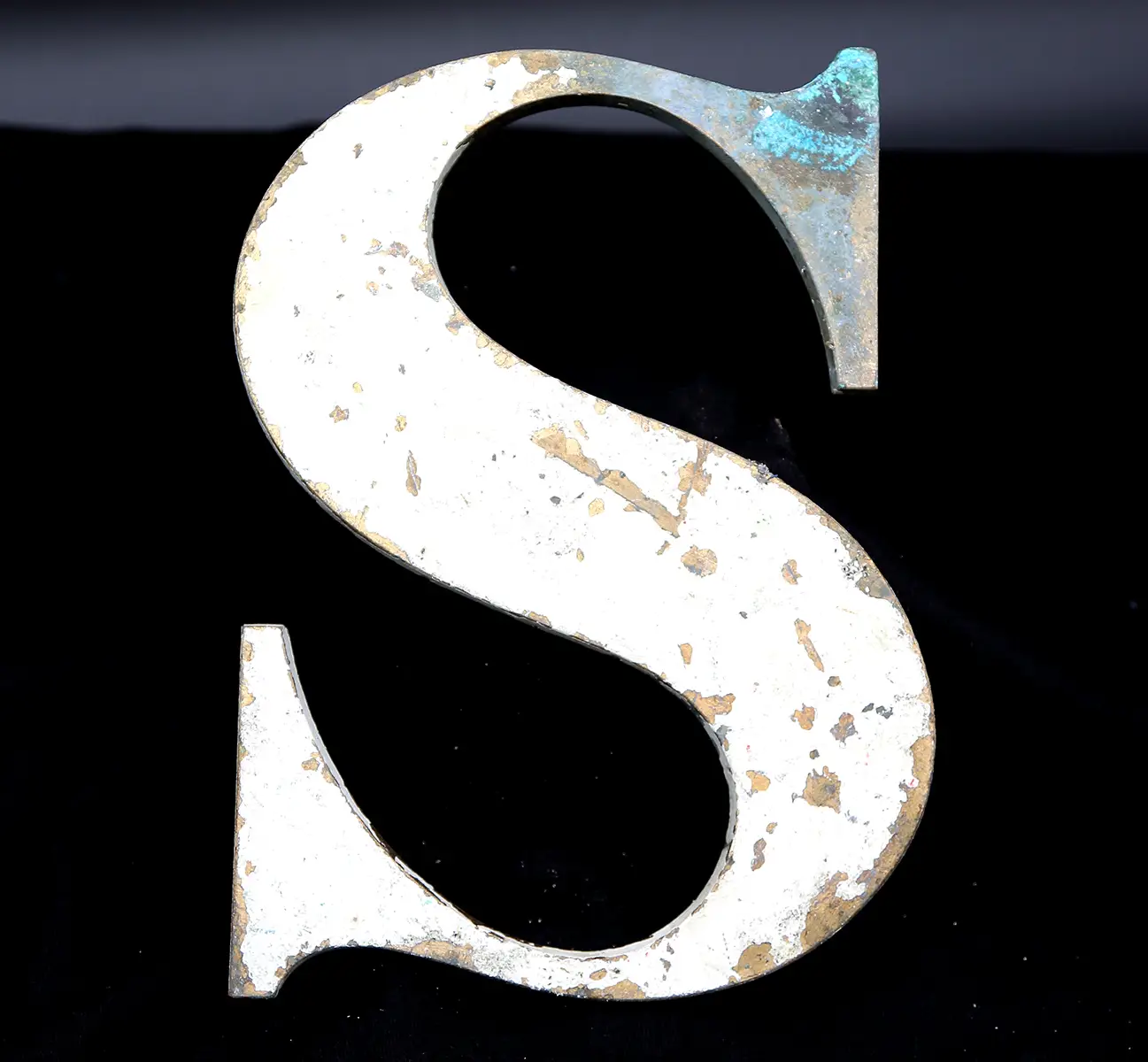 Overmalet messing-facadebogstav “S” – tungt, ærligt og fuld af patina - Billede 2