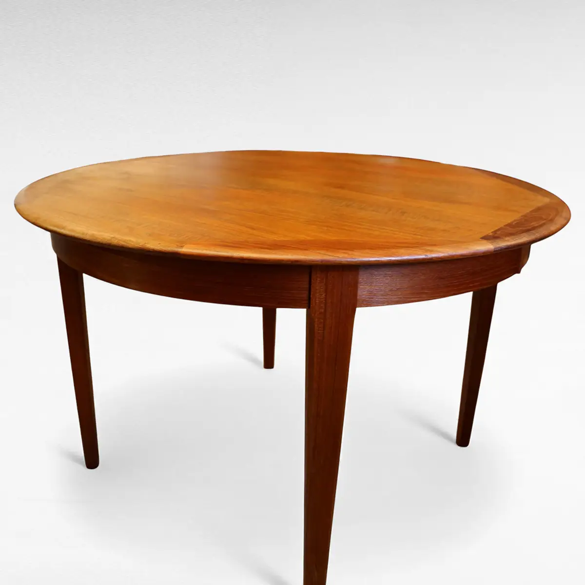 Rundt dansk udtræksbord i teak med miterede kanter og to indskudsplader – mid-century modern spisebord.