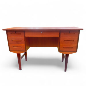 Fritstående skrivebord i teak fra 1950’erne–60’erne – dansk mid-century modern design med syv skuffer.