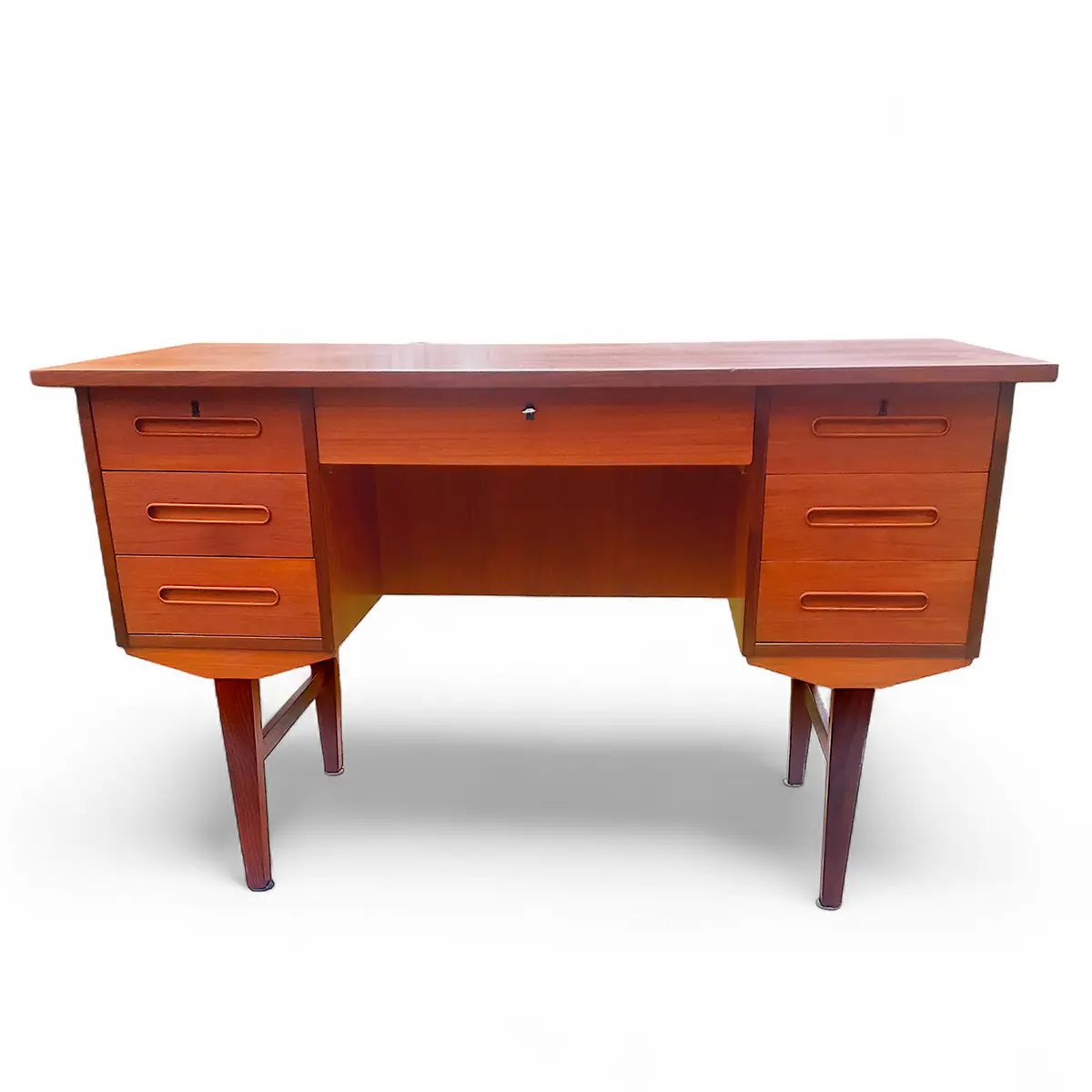 Fritstående skrivebord i teak fra 1950’erne–60’erne – dansk mid-century modern design med syv skuffer.