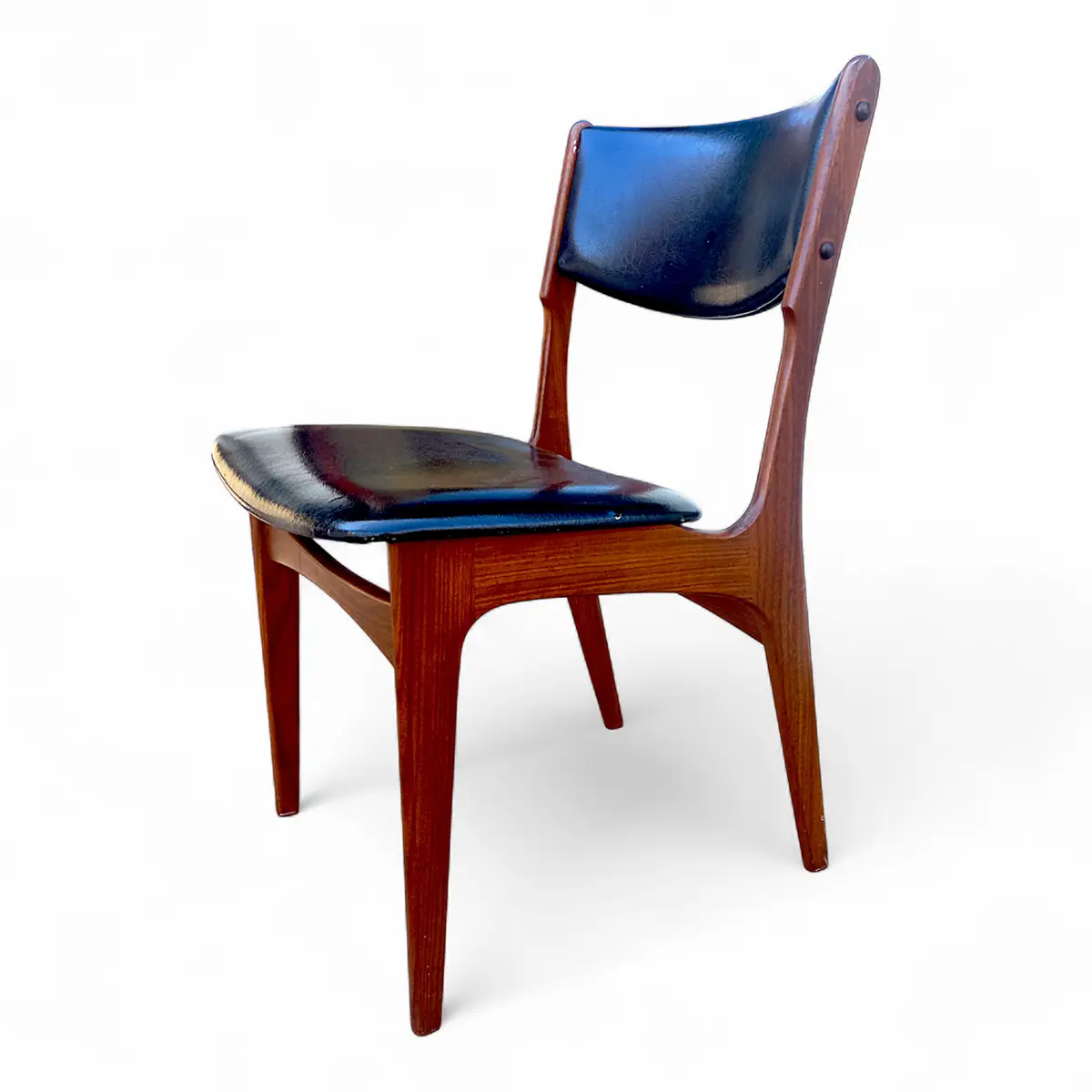 Et par vintage spisebordsstole i teak med sort kunstlæder polstring – Danmark, ca. 1960–65 - Billede 2