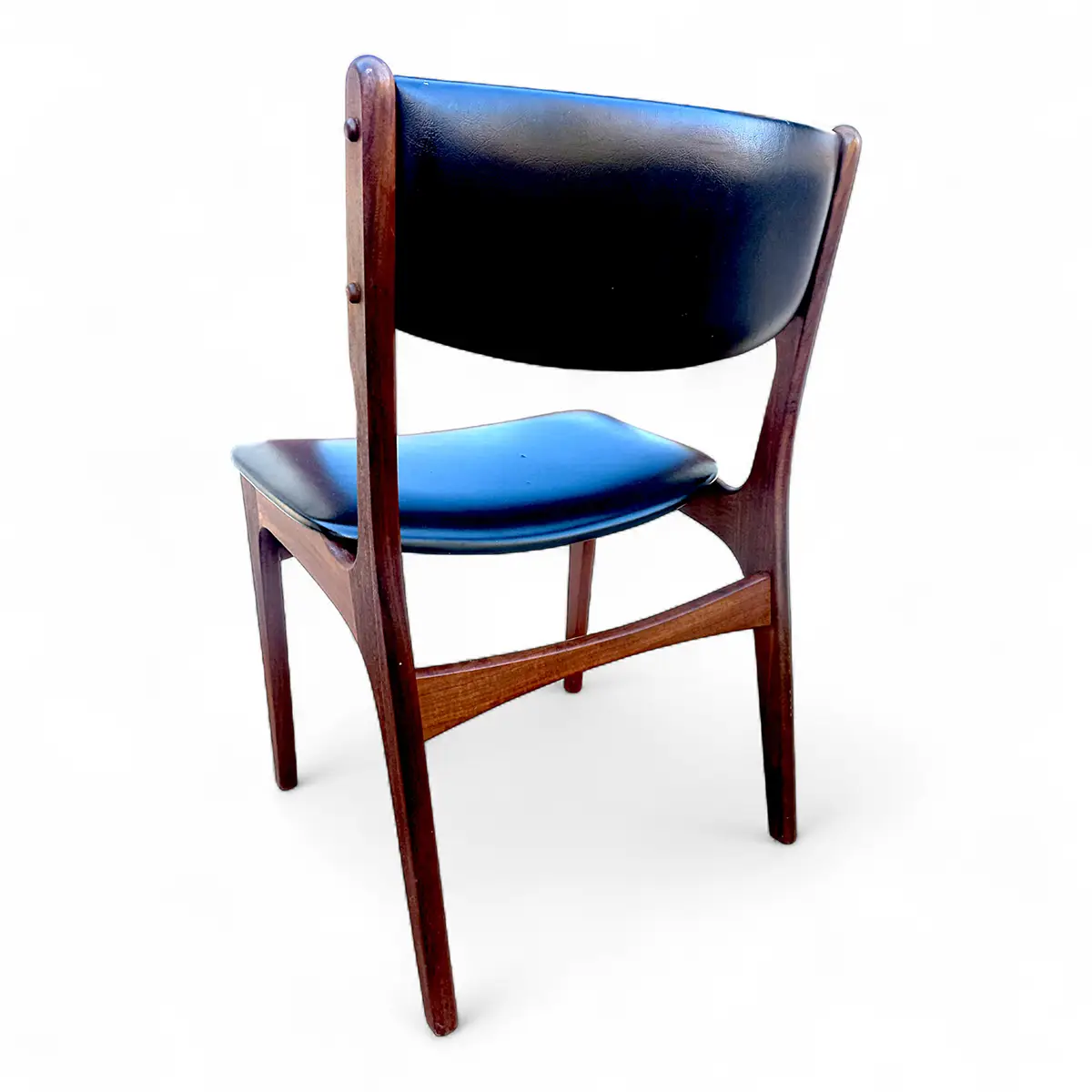 Et par vintage spisebordsstole i teak med sort kunstlæder polstring – Danmark, ca. 1960–65 - Billede 3