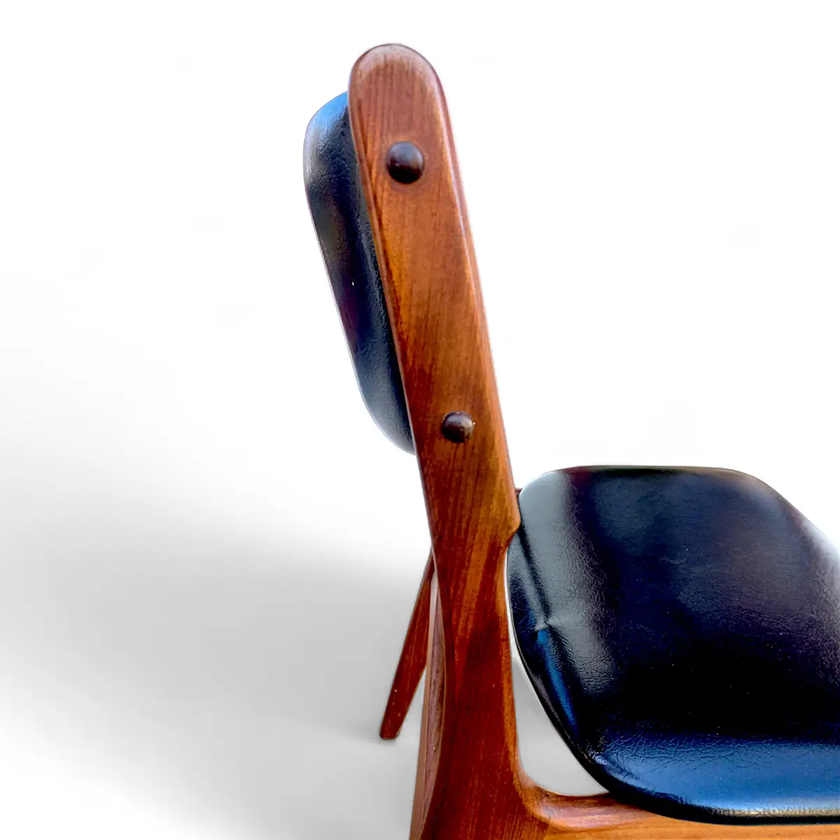 Et par vintage spisebordsstole i teak med sort kunstlæder polstring – Danmark, ca. 1960–65 - Billede 6