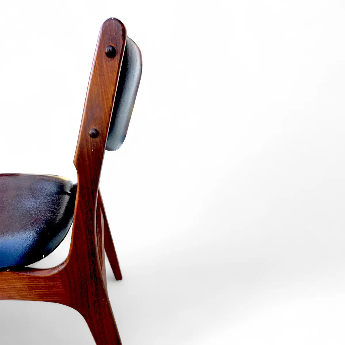 Et par vintage spisebordsstole i teak med sort kunstlæder polstring – Danmark, ca. 1960–65 - Billede 10