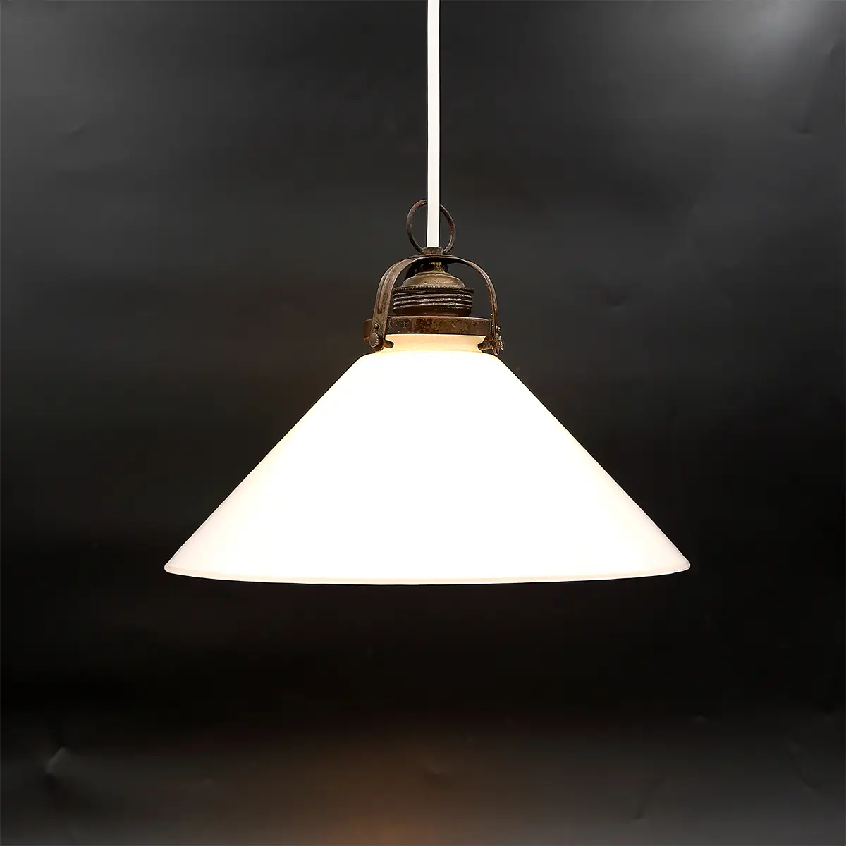 Stor vintage skomagerlampe i mundblæst opalglas med patineret messingtop, dansk design ca. 1940–50’erne.