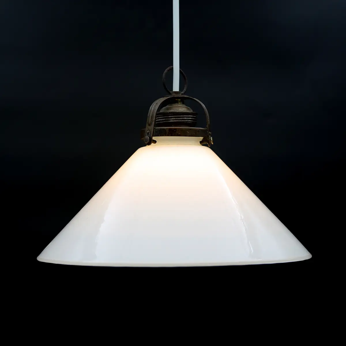 Vintage skomagerlampe i mundblæst opalglas – klassisk dansk design fra 1940–50’erne - Billede 5