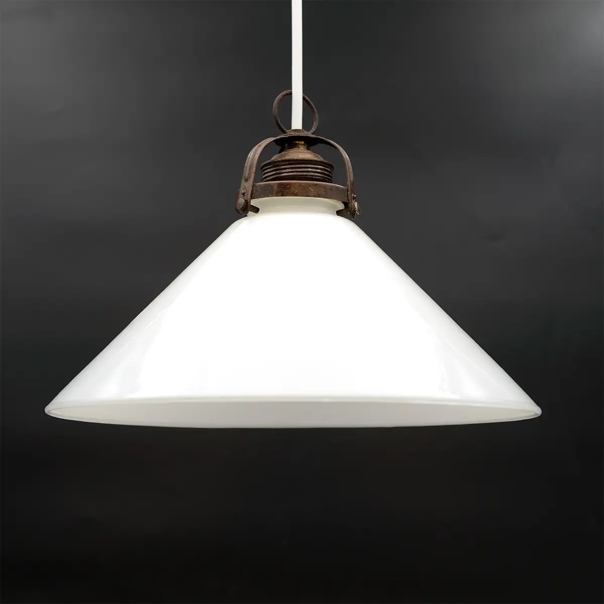 Vintage skomagerlampe i mundblæst opalglas – klassisk dansk design fra 1940–50’erne - Billede 6