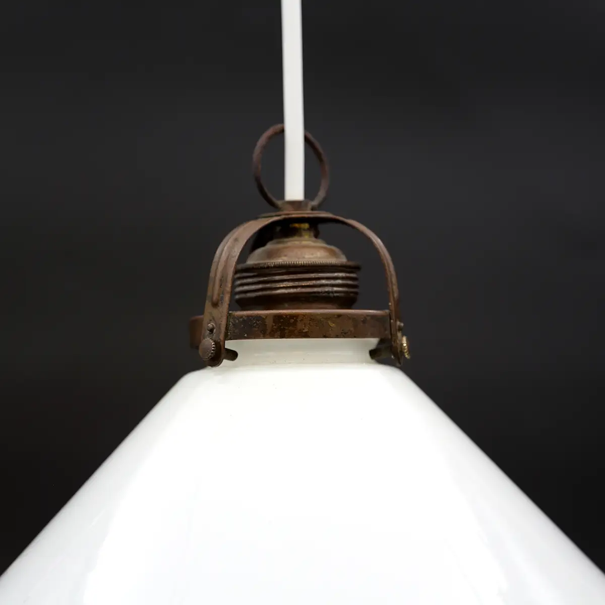Vintage skomagerlampe i mundblæst opalglas – klassisk dansk design fra 1940–50’erne - Billede 2