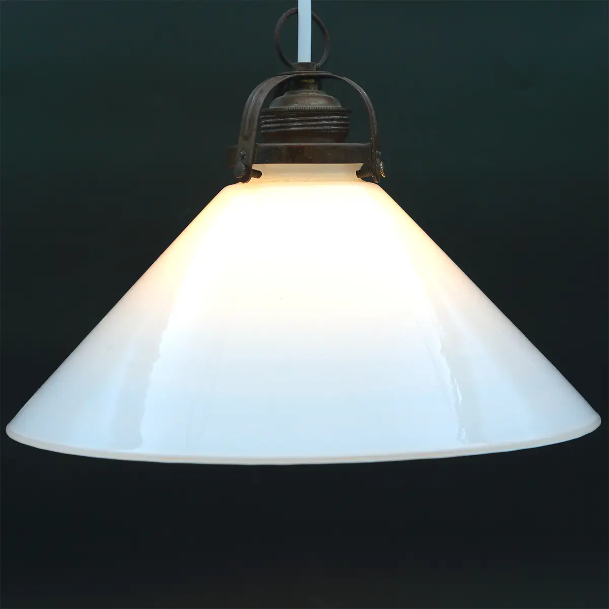 Vintage skomagerlampe i mundblæst opalglas – klassisk dansk design fra 1940–50’erne - Billede 3