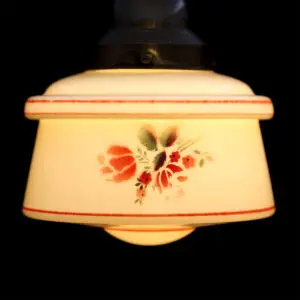 Art Deco pendel i cremefarvet opalglas med blomsterdekoration og original messing skærmholder, Danmark ca. 1930–40.