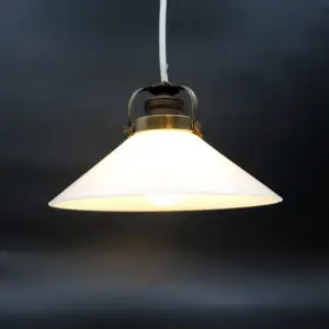 Original dansk skomagerpendel i mundblæst opalglas fra 1940–50’erne. Lille vintage loftlampe med messingtop og porcelænsfatning. Renoveret og klar til brug.