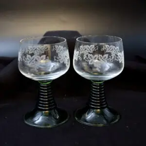 Franske Rømerglas med drueranke-dekor og grøn bølget stilk.